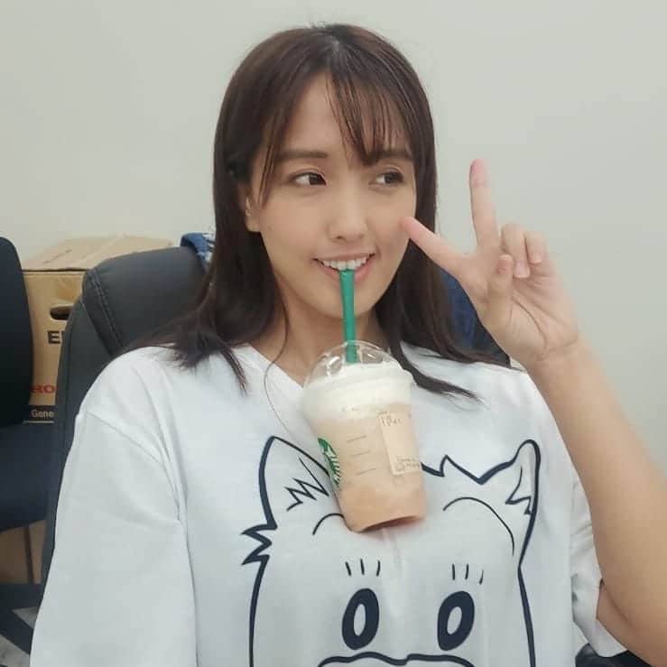 日里麻美のインスタグラム：「* マキバオーでも主張  日刊スポーツさんから 山陽オートレースの予想を 全動画配信しております！ ぜひぜひみてください Twitterでみれます！  マキバオーTシャツは オッズパークさんの♥️  * * *  ❇️#ミスFLASH2022 オーディション参加中！応援必要としてます！！❇️ 【販売中】 💠抑えきれない胸の鼓動　DVD & Blu-ray Amazonなどで購入できます 💠グラビア学園　グラビア動画&デジタル写真集　Amazon、DMMで購入できます  【TV、Web】 💠 打姫オバカミーコ　劇場公開決定  💠毎週木曜日YouTube　タイタン東スポ部更  💠さまぁ～ずチャンネル　『訳あり女』  💠YouTube　『ひさっちゃんねる』で検索 最新「ミスFLASH2022応援方法」  【イベント】  * * * * #乳圧女 #着衣巨乳 #着衣でも主張 #おっぱいはテーブルです #おっぱいの大きいお姉さんは好きですか #hisato」