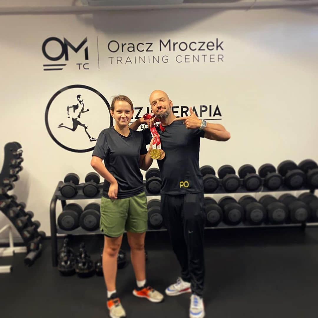 Karolina pekさんのインスタグラム写真 - (Karolina pekInstagram)「4 lata się ze mną męczył, to wypadało wrócić z medalami😅Trenerze dziękuję! @paweloracz 💪🏻」9月15日 0時46分 - karolinapek