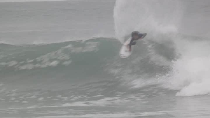 稲葉玲王のインスタグラム：「One wave at lowers this morning.  WSL Finals前に朝一、1本だけ乗れました！CT見て勉強します 📹 @izukitanaka1030」