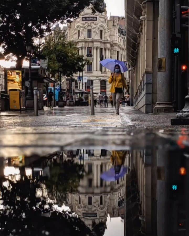 Guido Gutiérrez Ruizのインスタグラム：「You know how much I love to capture the parallel worlds of puddles • Ya sabéis lo que me gusta capturar los mundos paralelos de los charcos. #Madrid #Guigurui」