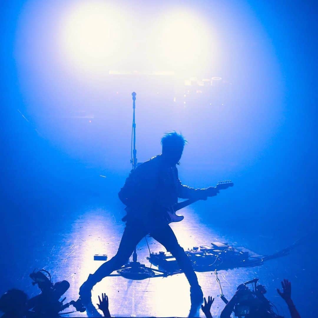 雅-MIYAVI-さんのインスタグラム写真 - (雅-MIYAVI-Instagram)「This is where I belong. 改めてステージに生きていたいと思ったよ。ありがとう。#Repost @miyavi_staff ・・・ 5 HOURS TO THE ALBUM DROP🤯🤯🤯  あと5時間(とちょっと)でアルバム発売開始‼️  もしかすると一足先にご購入している方もいらっしゃるでしょうか？🙂 まだの方はプロフィールのリンクからプレセーブ、プレアド、よろしくお願い致します🤲  そして今日は… @miyavi_ishihara in #studiocoast 新木場‼️  今まさにBIRTHDAYライブのまっただ中‼️  #MYVCREW の皆様いつもMIYAVIを応援していただきありがとうございます。  私たちスタッフよりも長くファンを続けてくださっている方… 最近MIYAVIを知ってくださった方… スタッフ一同心より感謝しております。  これからもどうぞ引き続き暖かい応援のほどを何卒よろしくお願い致します。  Have you pre-added/pre-saved MIYAVI’s new album imaginary? If you haven’t, please go to the link in bio!  MIYAVI is now in the middle of concert to celebrate his 40th birthday 🥳  We apologize for all the MIYAVI crew outside Japan for not being able to broadcast the show, but we hope we can share with you sometime in the future! Thank you always for your immense love for MIYAVI🙏🙏🙏  Stay tuned for more news. There’ll be more to come in next few hours‼️  #MIYAVI #BIRTHDAY #ThankYou」9月15日 1時21分 - miyavi_ishihara