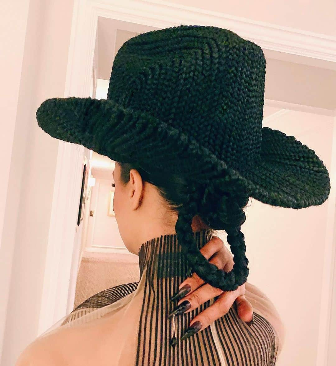 Lacy Redwayのインスタグラム：「#metgala2021  Leave it up to me and ✨Tessa Thompson✨to give you a braided cowboy hat 🤠 and a horseshoe in the back .   It’s no secret; you see some of my best work  while collaborating with her because we have trust.   I’m spamming your timeline with the look- sowwie ☺️  Bc me and #TeamLacyRedway did an all nighter to finish this look.   Hair by #LacyRedway and  #TeamLacyRedway  @lifeofindiaw @luchiibae true riders 🙏🏾🙏🏾🌟」