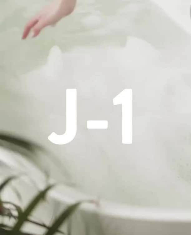 カンパニードプロバンスのインスタグラム：「J-1 🕣 Stay tuned pour notre prochain lancement, nous vous dévoilons demain un tout nouveau produit ✨ ⁠ ⁠ Son ingrédient phare ? Le karité, et oui la famille championne de la nutrition s'agrandit 👀⁠ ⁠ --⁠ 🇬🇧 D-1 Stay tuned for our new launch, a new product will be joining our Shea collection tomorrow 👀」
