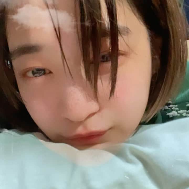 のインスタグラム：「前髪伸び伸び　  おやすみなさい💤」