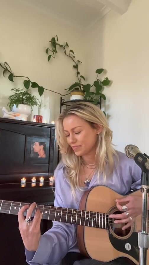 ジェナ・マクドゥーガルのインスタグラム：「@matonguitars」