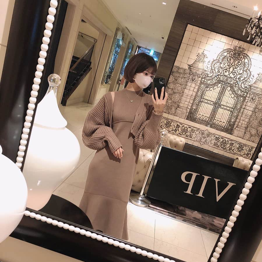 米倉みゆさんのインスタグラム写真 - (米倉みゆInstagram)「ＶＩＰかわいい～👠🖤 この服もお気に入り！ · · · · · · #ストリングス表参道 #アフタヌーンティー #カフェ巡り #カフェ部 #カフェ活 #カフェスタグラム #可愛いカフェ #かわいいカフェ #映えスポット #映えカフェ #インスタ映え #インスタ映えスポット #インスタ映えカフェ #鏡越し #マスク女子 #マスクメイク #マーキュリーデュオ #mercuryduo #ニットワンピース #マーメイドスカート #可愛い女の子 #可愛いものが好き #ボブヘア #ボブ #ショートヘア #ショートボブ #横顔 #美人すぎる #ビジョビ #美女図鑑」10月13日 21時34分 - yone__miyu630