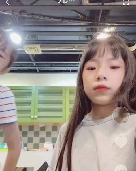 Kazukiのインスタグラム：「職場でTikTok撮っていた2人… ・ 仕事中　ママもちょっとだけ 加入してみました( *´艸`)笑 ・ #TikTok#仕事しながら#母加入#邪魔してみた笑#美容師ママ#三女#四女#ダンスKIDS#仲良し姉妹#賑やか美容室#大家族」