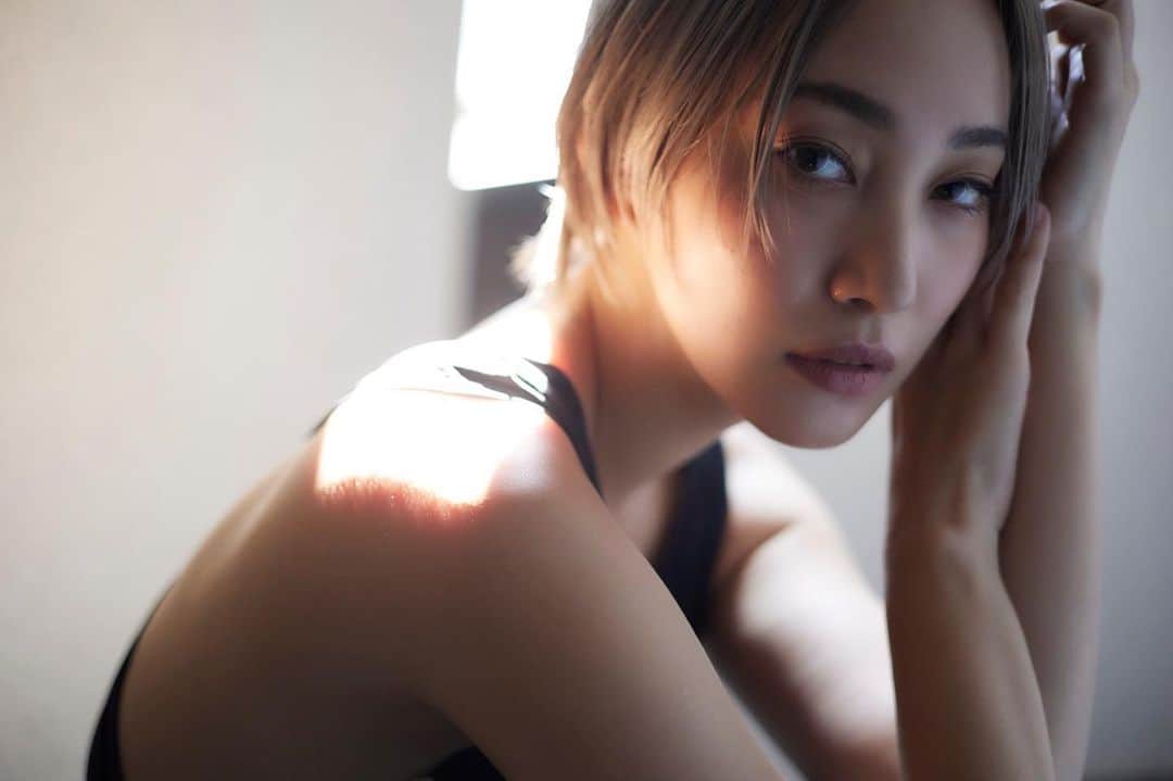 藤本奈月のインスタグラム：「挑んでるなぁ、と最近。 いつまで攻めていけるかな？ 挑んで戦うけど、負けも勝ちも無い挑戦だから、気持ち良いね。 価値有って勝ち😎❤️ 休む時は徹底的に休んで、長期戦でも休んで、集中力とパフォーマンスを上げてくスタイルに。 詰め込みすぎてパフォーマンス下がるのも、良くないなぁって、レッスンやりながらも思う事。 でもあんまりゆっくり過ぎても、ダメね！ 在り方を考えながら、マイルール&マイバランス。 調整しながら、ね。 最近楽しいよ！  photo by @yayamax88  make by @sachikoitose」