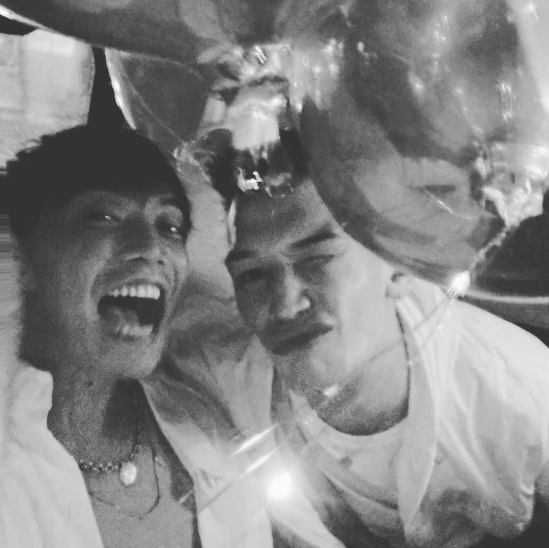 平宮博重さんのインスタグラム写真 - (平宮博重Instagram)「Balloon taxi🚕  友人の誕生日会のバルーンをいただいたんだけど、バルーンが大きすぎて、タクシーの後部座席がバルーンでいっぱいにwww #birthdayballoons #バルーン」10月13日 21時58分 - hiroshige_narimiya