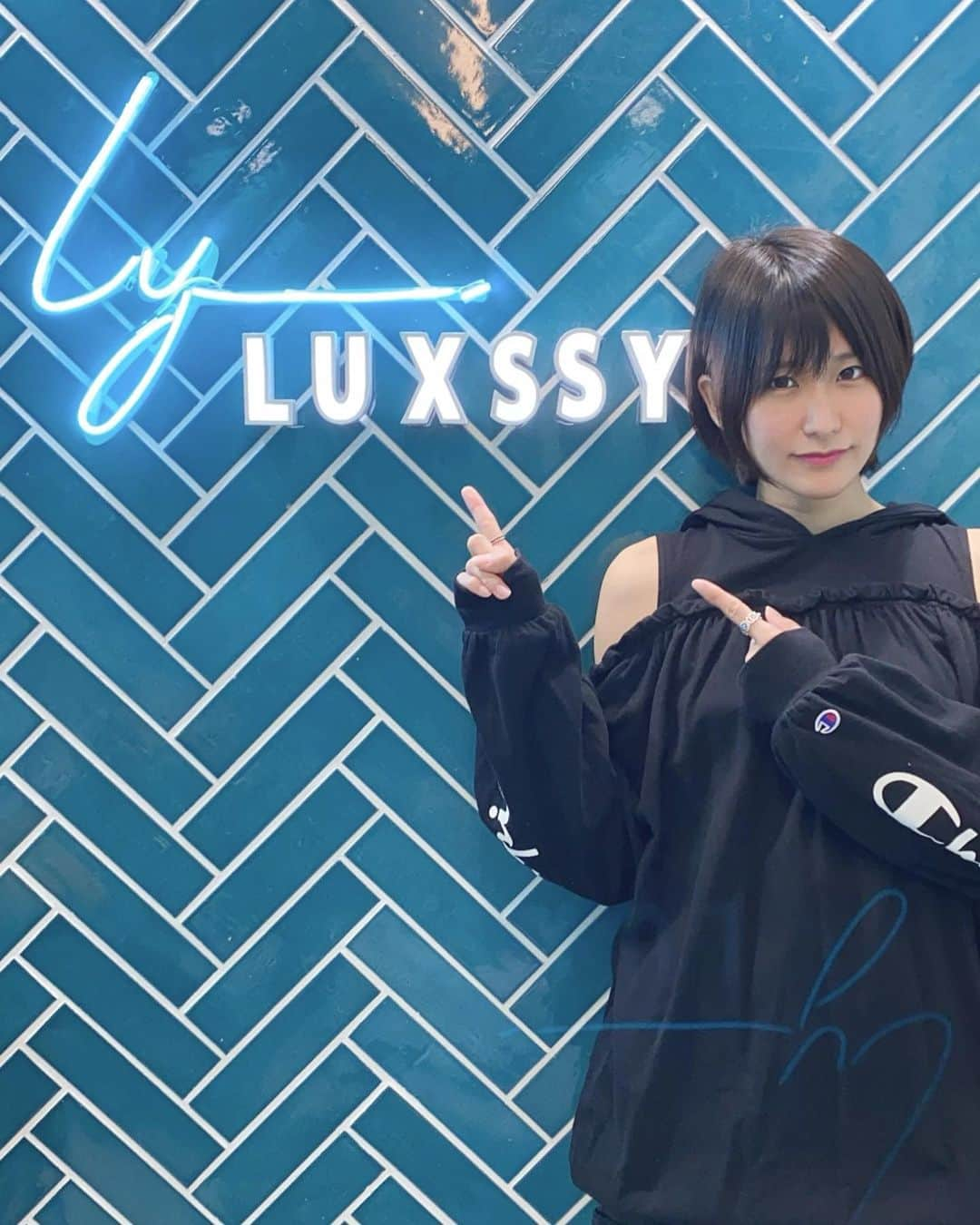 来栖うさこさんのインスタグラム写真 - (来栖うさこInstagram)「【PR】  『luxssy』 毎月のシェービング‼️✨✨  北千住徒歩４分の、 シェービングエステサロンです。  毎回ビックリするのは、 翌日の朝☀️洗顔するときに 肌がツルツルなこと🤣💓💓  なくなってから気付く 産毛の存在…_(:3」z)_  メニュー内容は、  ◉フェイスシェービング ◉小鼻吸引＋洗浄ブラシ ◉高保湿パック ◉ドライスパ ◉うなじシェービング  この内容がうさこのインスタ見たで ✨✨✨2,750円✨✨✨  #来栖うさこ #シェービングエステサロン #シェービング #pr #北千住 #luxssy」10月13日 22時23分 - kurusu_usako