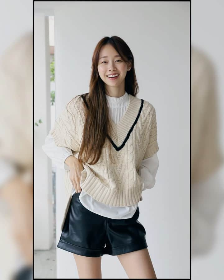 吳斐莉のインスタグラム：「拍到一半才發現，今天的穿搭都是經典必備款耶😎全部都可以一直重複穿搭的🙌🏽  1. 整套 @weitang.official  當初一看到唐葳穿馬上被燒到，每件拆開來也都很好搭，尤其皮短褲我超～愛！它是後面鬆緊前面有褲頭的，所以衣服可以紮進去露出褲頭，很好看🙌🏽版型也是超顯腿瘦腿長的喔😎下班身搭個長靴就很好看囉(˶‾᷄ ⁻̫ ‾᷅˵)  2. 整套 @styleoolala  長皮褲是去年款，好險我有帶，因為也是千年不敗款啊！我要特別推推《老爸的立領收腰短外套》首先這皮感太太太舒服啦(˶‾᷄ ⁻̫ ‾᷅˵)超軟超輕，款式也是經典到一個不行，穿到70歲都很時尚😎  3. @uniqlo_taiwan 的羅浮宮博物館聯名衛衣，這系列羅浮宮迷可以衝(˶‾᷄ ⁻̫ ‾᷅˵)薄薄的衛衣，喜歡穿寬大一點的記得選大號，我今天這件是M號的，昨天的鄔瑪色是L號的，目前只有官網販售，大家別白跑一趟喔！  4. 上衣 @mougganofficial 風格立體織紋針織衫，是不是搭的很不髦梗🤣這件是有點厚度的針織衫，搭配皮短褲可以穿出另一種感覺呢😎  聽說週末要變冷囉😆針織衫穿起來🙌🏽」