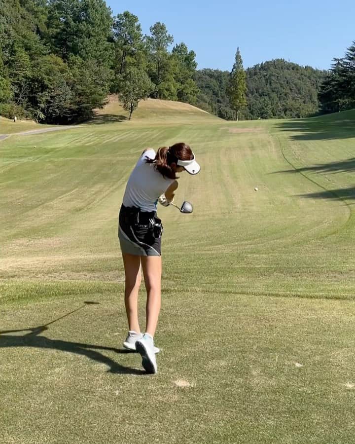 のインスタグラム：「先週の動画📸この週はショットがキレててほんま良かった☺️❤️ トップの位置このくらいで止めたい。 友達が誘ってくれて、今月末初めての競技出る事になったので、たくさんれんすーします😚下手くそだから今から緊張🥺 今日はショットもバンカーもアプローチもパットも全部ダメだったので、詰んだ🤷🏼‍♀️💔  #ゴルフ好きすぎて #遂に競技 #緊張 #今日は詰んだ #ゴルフ女子 #ゴルフ男子 #ゴルフ好きな人と繋がりたい #ゴルフ動画 #ゴルフスイング動画 #スイング動画 #頑張ります」