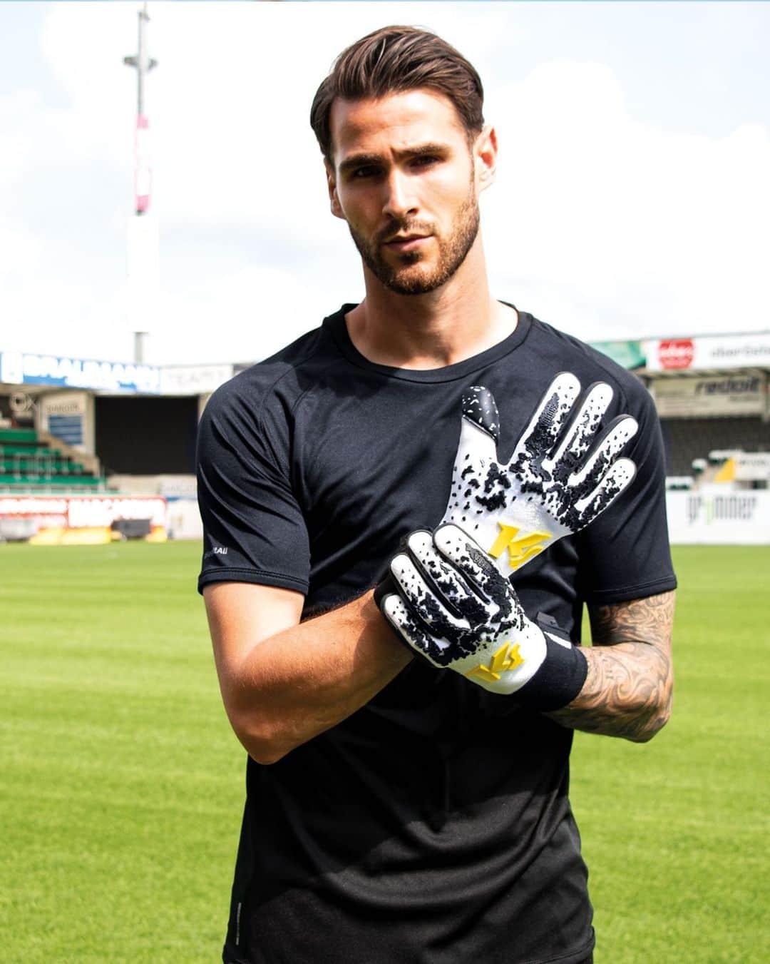 ザムエル・ラートリンガーのインスタグラム：「Out Now 🔥#varan7gamechanger  @keepersport @keeperbase」