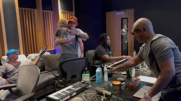 ジャスティン・ビーバーのインスタグラム：「Vibes with the boys @aldaelong @harv @julesthewulf @poobear @joshgudwin @doctor_0_music @stixxtaylor @felishafury @djtayjames」