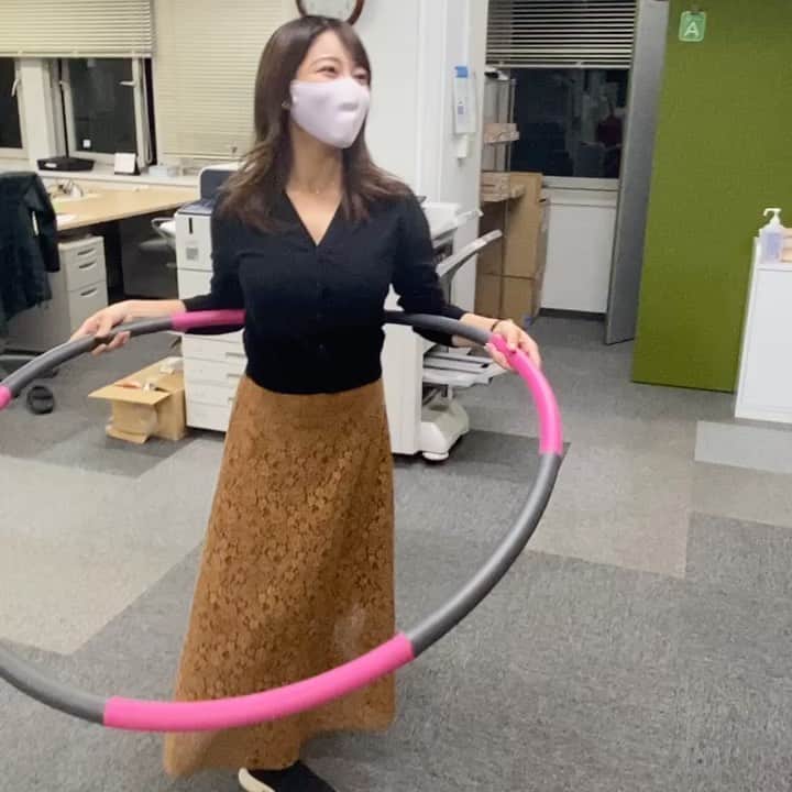 八幡美咲のインスタグラム：「夜のアナウンス部室🥰  何でフラフープを持っているかは 後日のお楽しみ☺️💓 もう知っている方もいるかもしれないですが ある企画のための練習なんです！！  声は5up!おわりの みかさんと廣瀬さん🥰  いつもこんな感じで アナウンス部は賑やかです✨💞  #アナウンス部 #夜のアナウンス部 #フラフープ #番組後」