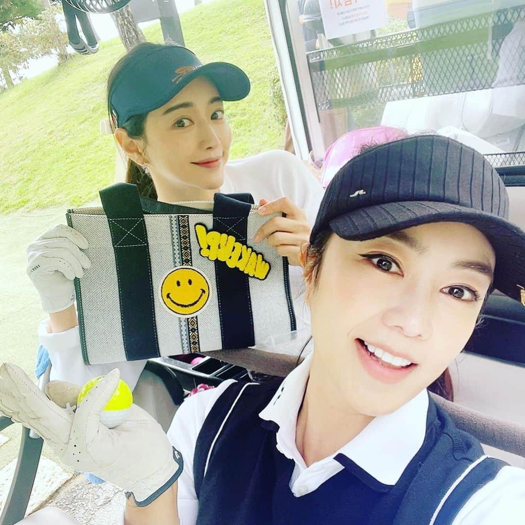 ホン・スアさんのインスタグラム写真 - (ホン・スアInstagram)「며칠전 #골린이 👧🏻⛳️ #명랑골프   감탄 퍼터신 지호오빠  예쁜가방선물해쥰 쭈희언니 찍사 귀여운 우롱차 시강이  고마와아아아유😇💕  손가락이 얼얼후ㅠ」10月13日 23時28分 - sooah.hong