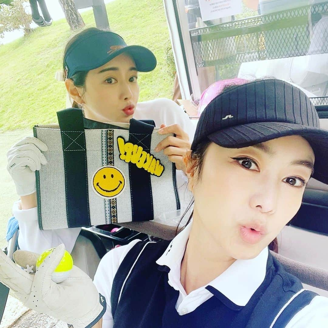 ホン・スアさんのインスタグラム写真 - (ホン・スアInstagram)「며칠전 #골린이 👧🏻⛳️ #명랑골프   감탄 퍼터신 지호오빠  예쁜가방선물해쥰 쭈희언니 찍사 귀여운 우롱차 시강이  고마와아아아유😇💕  손가락이 얼얼후ㅠ」10月13日 23時28分 - sooah.hong