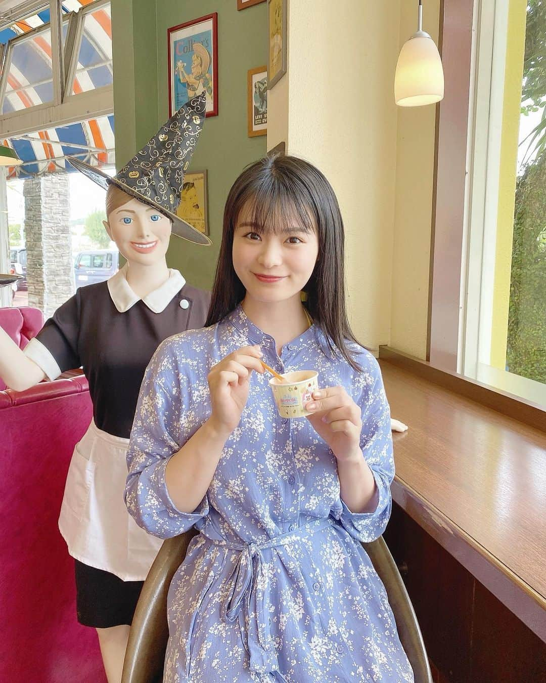 星名美津紀さんのインスタグラム写真 - (星名美津紀Instagram)「ブルーシールでひと休み🍨💙 サトウキビにしたよ〜🌺  皆様は何味がすきですか😋  #blueseal #icecream #沖縄 #ハロウィン #okinawa #dvdロケ #レトロ」10月13日 23時32分 - hoshina_mizuki