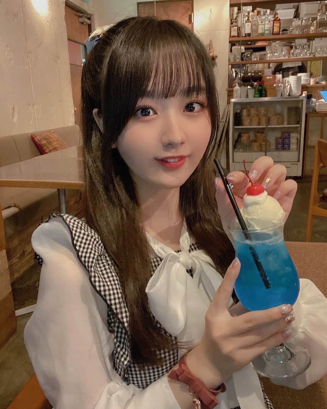 高田もものインスタグラム：「. ブルーハワイのクリームソーダは初めて飲みました💙 . かわいすぎやろー！ . かしこ . #高田もも #かしこってなに #かしこ #instagood #instagram #ハーフツイン #ハーフツインテール #evelyn #evelynコーデ #量産 #量産型コーデ #お嬢様コーデ #リズリサ #lizlisa #リボン #ベルト #ロリータファッション #ブルーハワイ #ブルーハワイソーダ #クリームソーダ #カフェ」