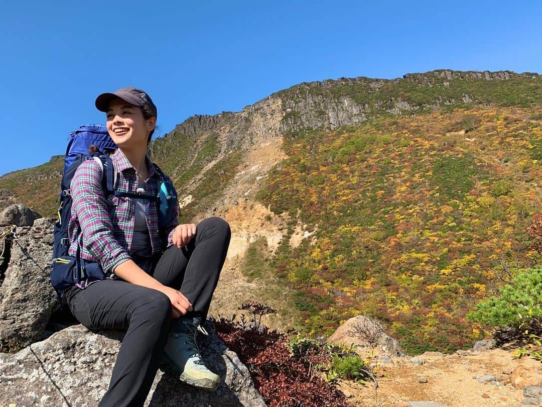 仲川希良のインスタグラム：「1週間ほど前の安達太良山 ・ 予想以上に良い天気で 腕に日焼けの線をビシッと作ってしまったけど ・ 山の力と太陽の力を吸収して 自分がグングン元気になっていくのを感じました ・ ・ 紅葉の標高は下がってきたかな？ くろがね小屋 @kurogane_goya のアカウントで安達太良の美しい紅葉が見られます！ ・ ・ #⛰ #🍁 #安達太良山 #紅葉 #紅葉登山 #登山 #トレッキング #ハイキング #山旅」
