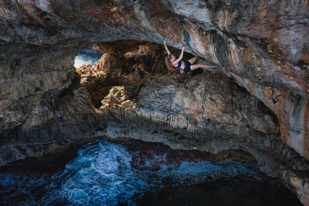 ユリア・フィシェルのインスタグラム：「"Hüpolüp Kempf" 8b(a+?) DWS flash!! ⚡️🤯 Climbing this route has been one hell of an experience. Never have I experienced being that focused before, being able to concentrate 100% on every single move and trying not to think about the fear that I was feeling. This was only made possible because of @michael.piccolruaz who gave me the beta and the whole crew @mary_lechner @jessy_pilz @jakob.schubert for convincing me to try and shouting me up the wall, thanks guys!!  The route was originally graded 8b, but it's really hard to compare dws routes with normal sportclimbing routes. Physically, it's a lot easier than 8b in my opinion, but so many more factors come into play when you're 15m above the sea. 😅 But even when you consider these factors I think it might not be harder than 8a+.  Anyway, it's not just the physical challenge that was important to me on this line. Overcoming my own fear on this steep and long route was definitely the biggest achievement here 🥳 Big thanks also to @alpsolut.pictures and @sebastianmarko for filming and this amazing picture!!  . . @heeressportzentrum @scarpa_at @rewhiteclimbing @therapierbar_vorarlberg @allineedtea @austriaclimbing #climbing #klettern #mallorca #dws #rockclimbing」