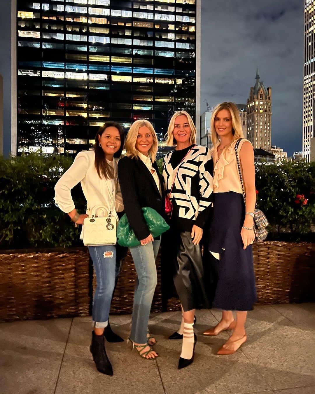 アンナ・ローソンのインスタグラム：「Golf friends are the BEST friends 🖤❤️🖤 #pxgapparel #nyc #besties」