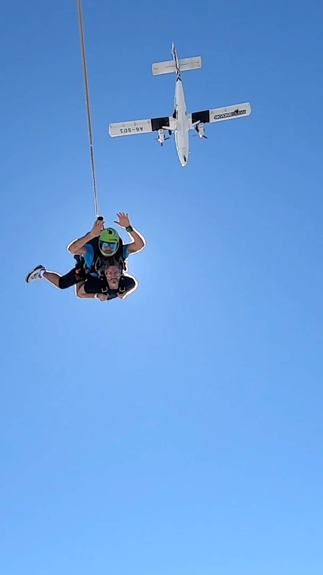 ニック・ハイドフェルドのインスタグラム：「My very first skydive. A fantastic experience! Although not as mind blowing as I expected, but probably my mind/brain just switched of as otherwise I wouldn’t jump out of a plane from 13’000 feet (actually I didn’t jump, I was just hanging around..) Was a lot more noisy with the falling/wind speed than I imagined. I’ll be back. . #skydiving #dubai #bucketlist #holiday #tandemskydive #dubaiskydive #trysomethingnew #plane」