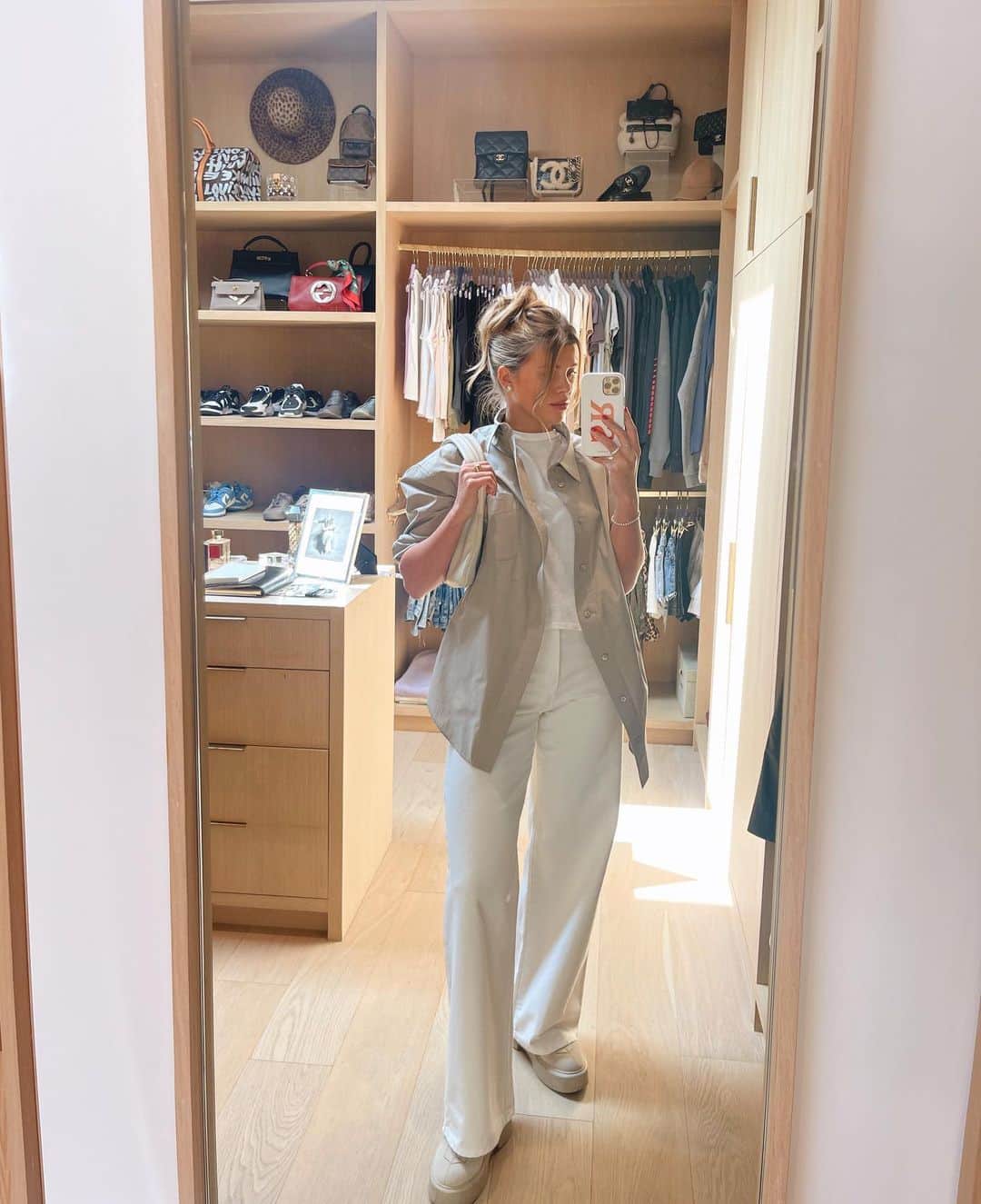ソフィア・リッチーのインスタグラム：「A week in outfits 🖤 keepin it neutral」