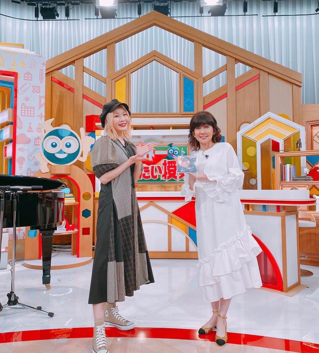 のインスタグラム：「今日は 世界一受けたい授業 に出演させていただきました！ 　 筒美京平先生の曲をハラミちゃんが！  ハラミちゃんのピアノで 歌わせて頂き嬉しー❤️  #世界一受けたい授業 #筒美京平先生 #CD頂きました #ハラミちゃん #センチメンタルジャーニー #松本伊代 #IYO #adonisis」