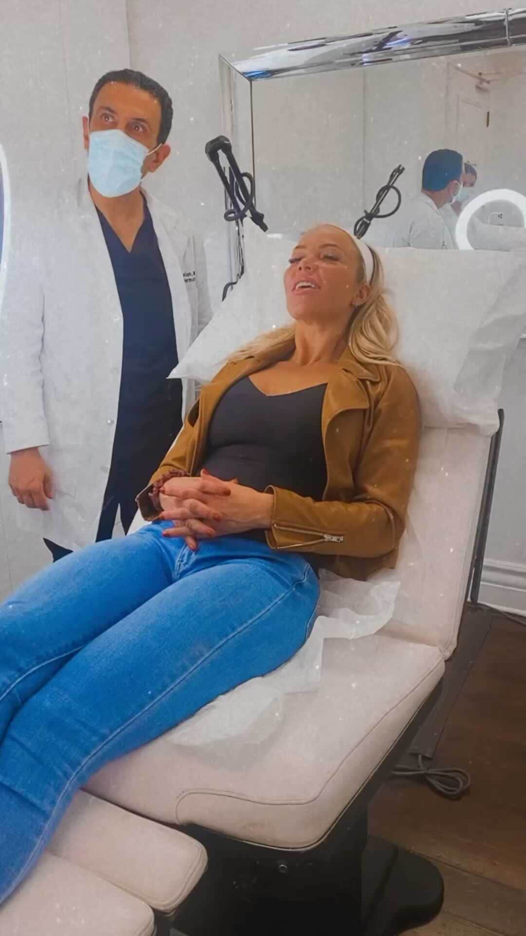 Lauren Drain Kaganのインスタグラム：「⚡️My secret to youthful tight skin✨The cool blue laser treatment by @simonourianmd1 in Beverly Hills once a year since I was 31! I’m 35 now and my skin still feels so youthful. The laser stimulates collagen growth and only 3-4 days to recover the fresh new baby soft skin! Start with lidocaine cream to numb and cooling air to face to make the experience relaxing and more comfortable. I always want to share my secrets with my ladies and even gents who are interested in treating themselves! You guys deserve to know all of my tricks! 😘🥰」