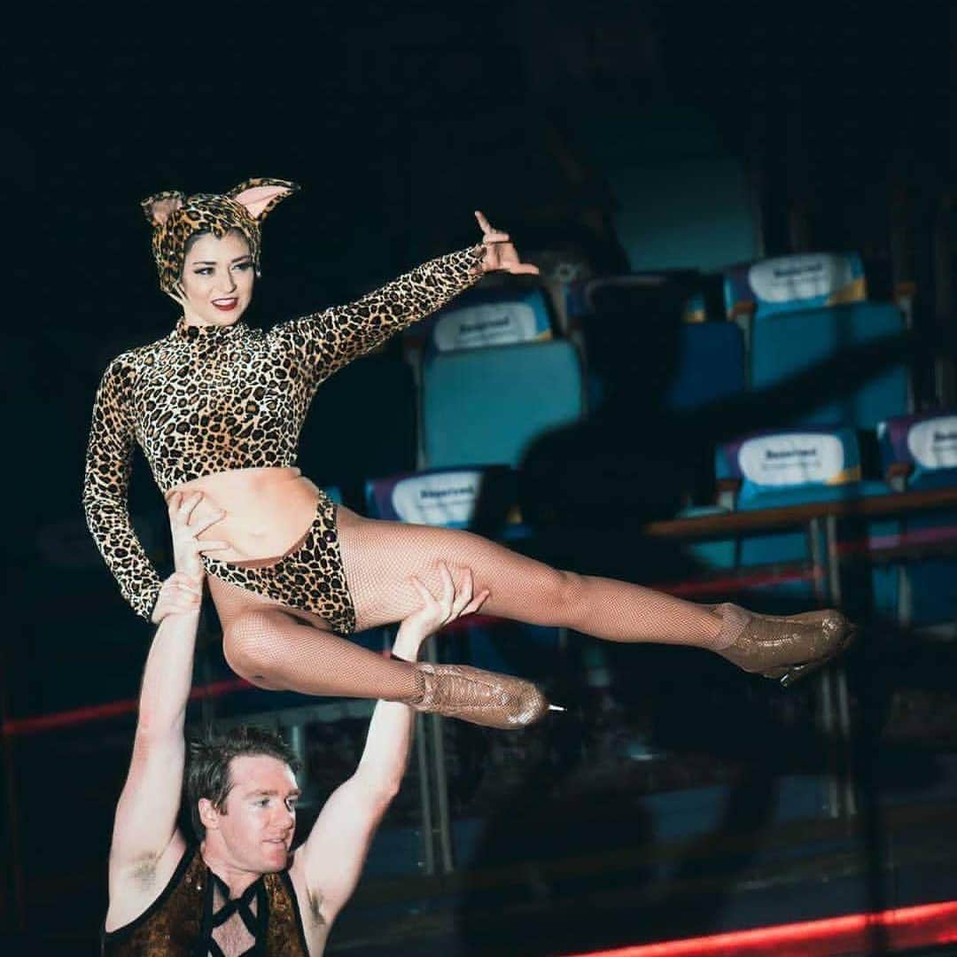 ウェスリー・キリングさんのインスタグラム写真 - (ウェスリー・キリングInstagram)「Ringmaster, liontamer, enjoying what I love. Can't complain.  . . 📸 @marcosbeierbach . . #willybietakproductions #royalcaribbean #marineroftheseas #iceunderthebigtop #studiob #circus #skating #athlete」10月10日 3時52分 - weskilling