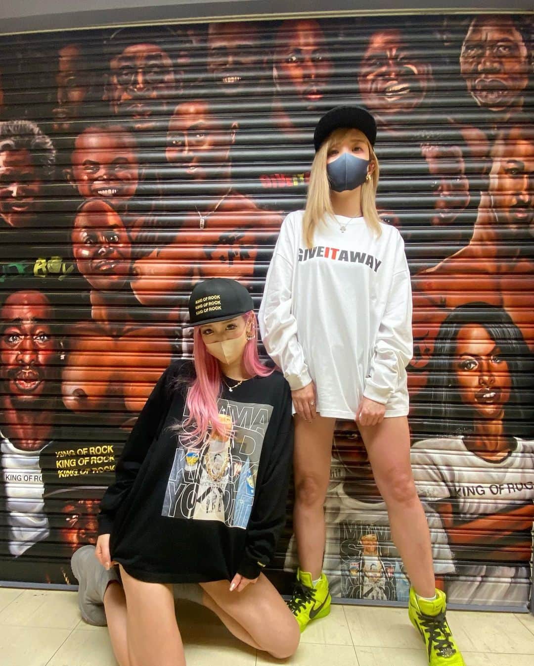 Yumikaさんのインスタグラム写真 - (YumikaInstagram)「可愛いおニューTシャツは @tokyoshit の新作だよー✨✨✨✨ 靴下も #トーキョーシット ❤️  スライド👉👉 キャップとかトートもあるよ👜 お店が中野ブロードウェイの4階にオープンしたばっかりだから ストリートファッション好きはチェックしてね💖💖💖 @topbillin_tokyo  お店のシャッターがイケてる🔥🔥🔥  #tokyoshit #中野ブロードウェイ #ストリートファッション #スニーカー女子 #tシャツコーデ #llcoolj #エアジョーダン #yuminemstyle」10月10日 5時58分 - yuminem923