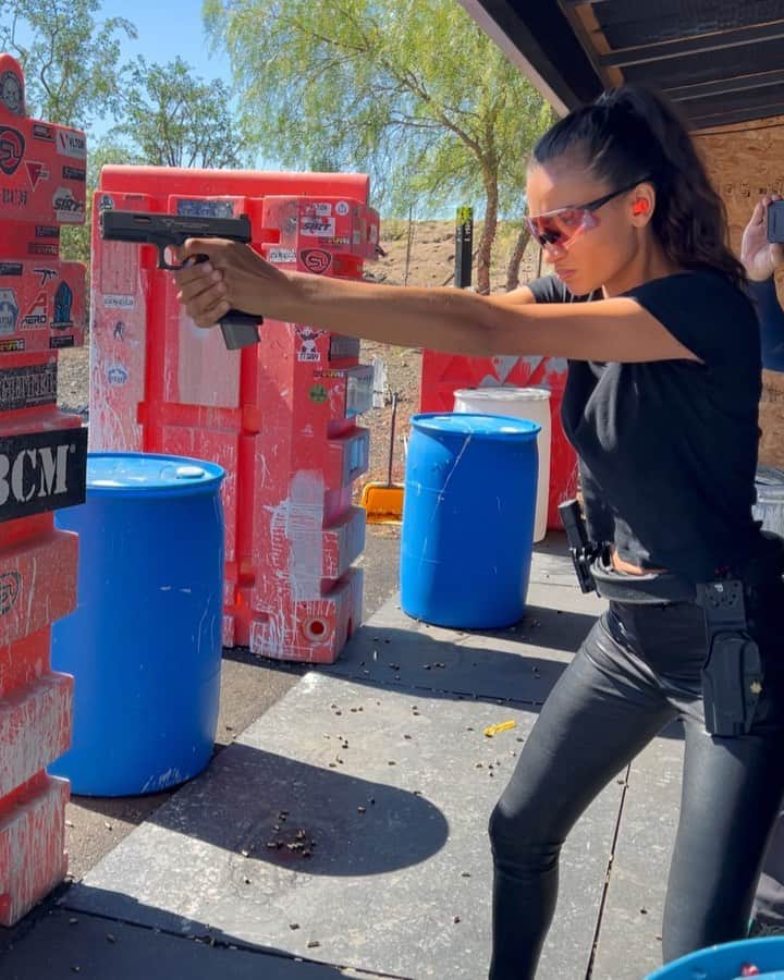 ケリー・ゲイルのインスタグラム：「Coming in guns blazing🔫🔫🔫」