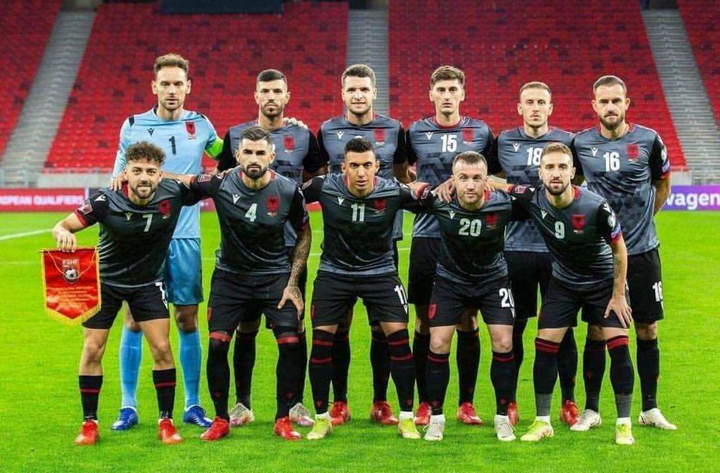 エトリト・ベリシャのインスタグラム：「Kjo fitore ishte per Yllin ton te dashur dhe Gjimit i deshirojm sherim te shpejt... Forca Shqipni ,shihemi se shpejti te veni 🔴⚫」