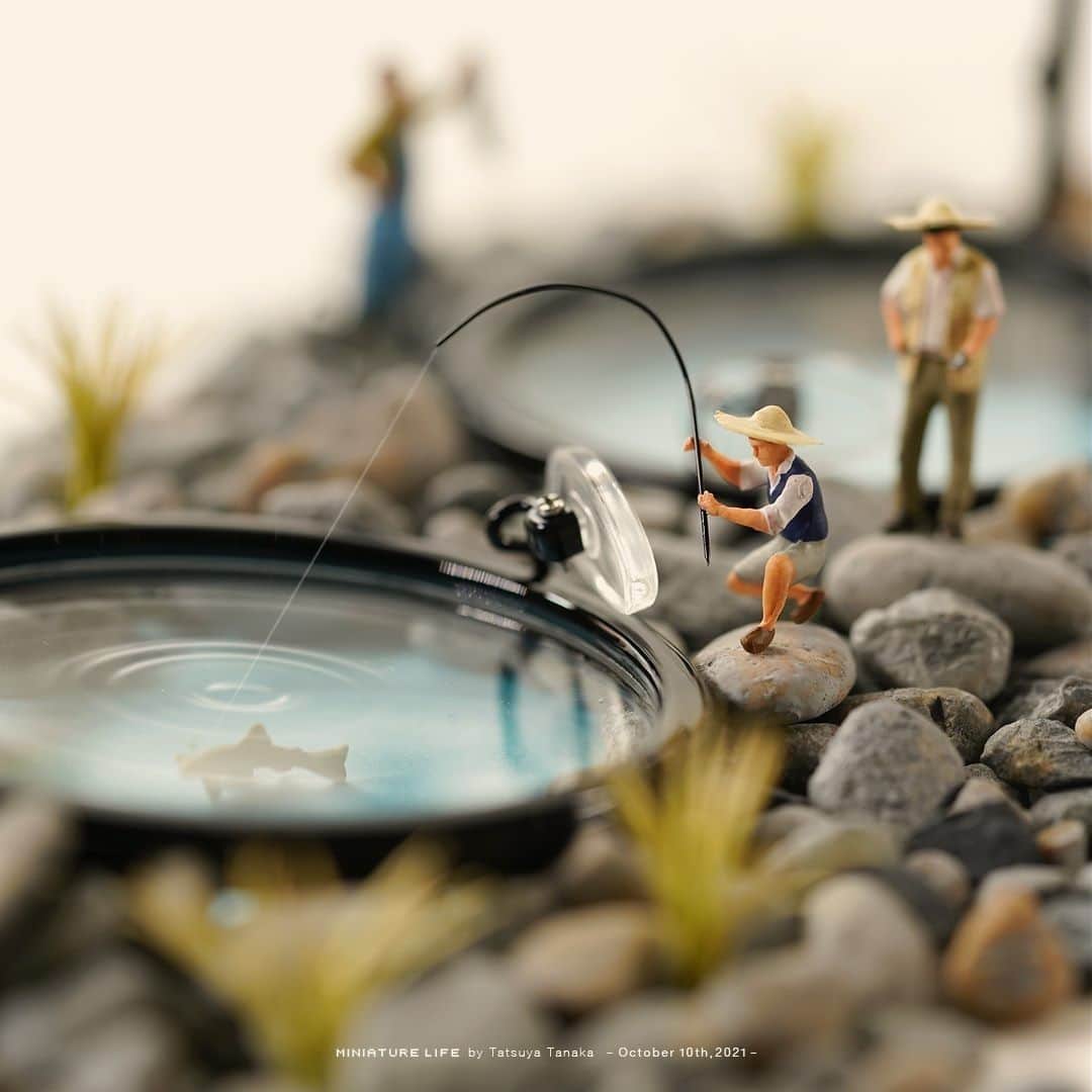 田中達也さんのインスタグラム写真 - (田中達也Instagram)「⠀ “Glasses Pond” 　 お眼鏡にかなう魚を探してます 　 #目の愛護デー #釣りの日 ──────────────────── 《EXHIBITION info》 ⠀ 【2020年ドバイ国際博覧会 日本館】 Expo 2020 Dubai Japan Pavilion until: Mar. 31, 2022 ⠀ 【MINIATURE LIFE展 in 青森】 MINIATURE LIFE EXHIBITION in Aomori Oct. 16, 2021 - Nov. 28, 2021 ⠀ 【MINIATURE LIFE展 in ソウル】 MINIATURE LIFE SEOUL Oct. 30, 2021 - Jan. 9, 2022 ⠀」10月10日 7時00分 - tanaka_tatsuya