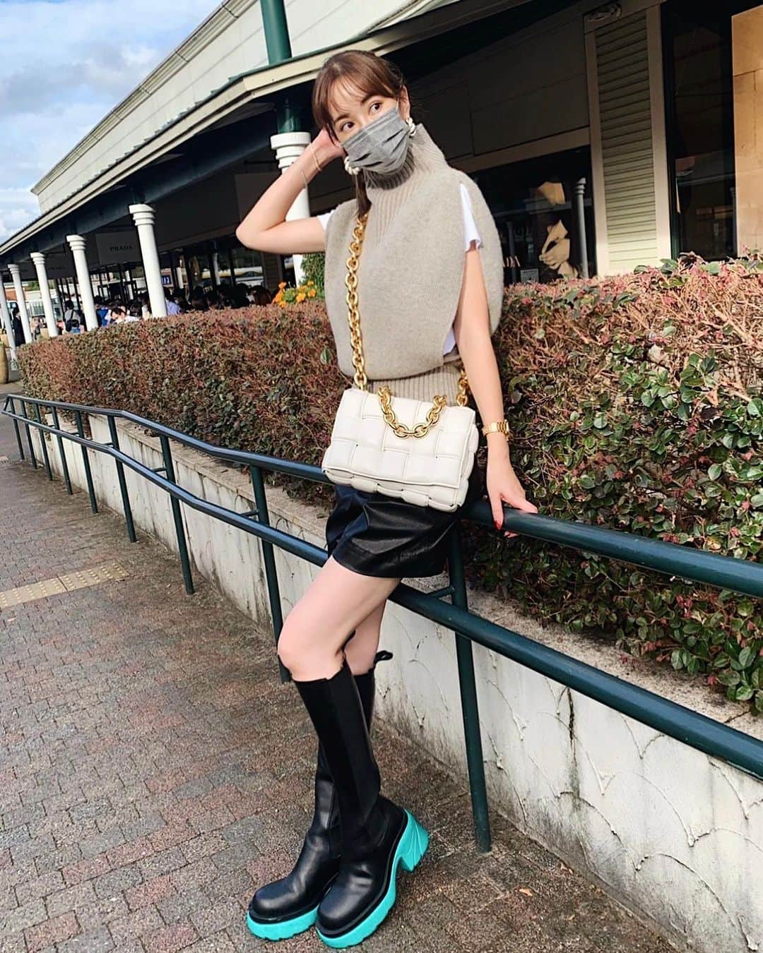 杉浦亜衣のインスタグラム：「いつかのfashion♪  T-shirt: #uniqlo  bottom: #zara  knit&bag&boots&jewelry:  #bottegaveneta   #outfit #ootd #私服」