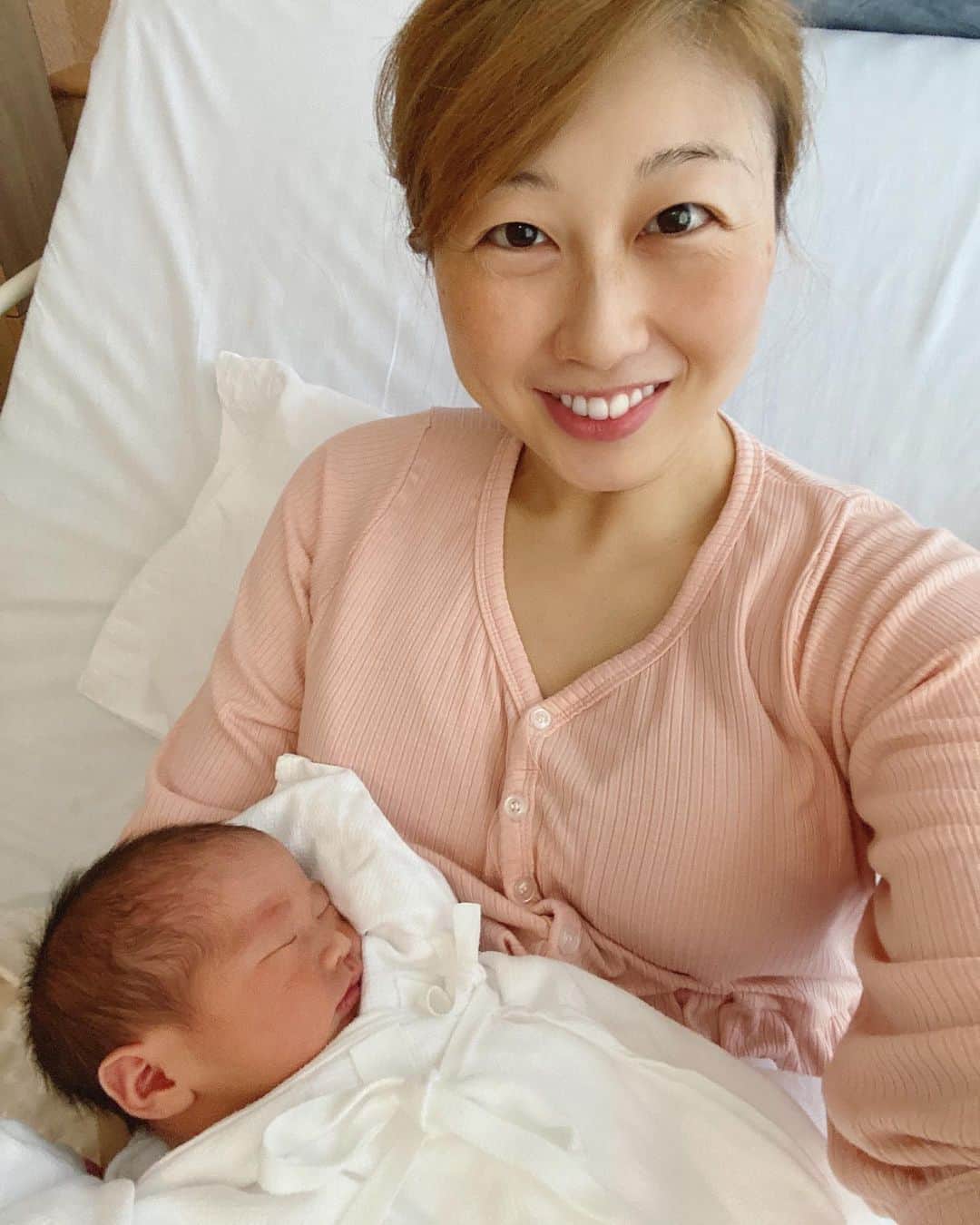 吉田ちかのインスタグラム：「Thank you guys so much for all the love in yesterday’s post💕 Baby and I are doing well😊   He’s quite the sleepyhead so I’ve been able to rest💤 We’ll see how he does tonight!   With Pudding, I either had osaru-san or my mom staying with me and we had family and friends visiting constantly, so this time it’s a very different experience - just baby and me all day!   I miss my family dearly, but this  one-on-one time with the baby is quite precious because when we get home it’s gonna be the start of a very hectic life lol which, of course, I’m also looking forward to very much!   皆さん、昨日は沢山のお祝いコメント&メッセージありがとうございました💕赤ちゃんも私も元気です😊  かなり寝坊助さんなので、今のところ結構休めてます💤今夜はどうでしょう？？w   プリンの時は、おさるさんか母親が一緒に泊まってくれていて、毎日面会で家族や友達が来てくれていました。今回は、終日ベビーと2人きり🤱🏼家族に会えないのは寂しいですが、この一対一の時間も貴重ですね💕  家に戻ったらこれまで以上にバタバタな生活が待ってるから🤣それももちろんとても楽しみですけどね❤️」
