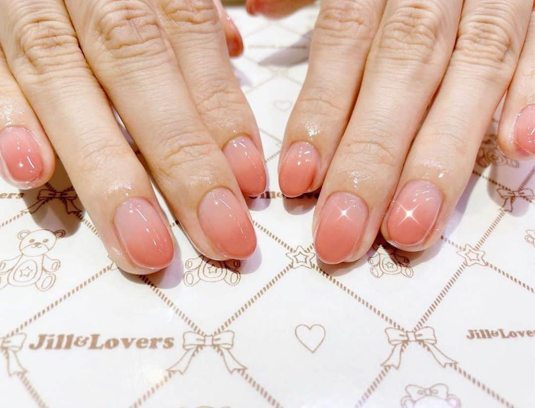 南明奈さんのインスタグラム写真 - (南明奈Instagram)「今はお仕事の関係でシンプルネイル💅🏻 ちゅるんとしてて綺麗🥰 @mamijingu さんありがとうございます✨  #nail #nails #ネイル」10月10日 17時31分 - akinaminami