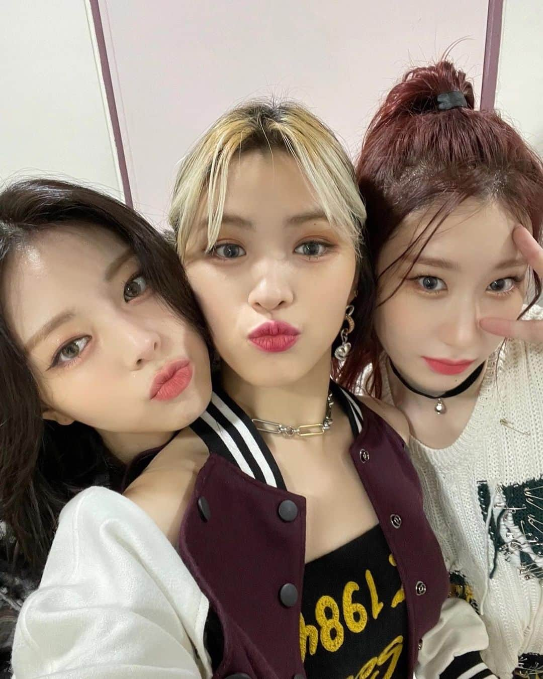 ITZYさんのインスタグラム写真 - (ITZYInstagram)「MIDZY의 사랑은 ITZY의 가장 큰 에너지❣ MIDZY는 Gas ITZY Up😆  MIDZY’s love is the biggest energy for ITZY❣ MIDZY Gas ITZY Up😆  💟 M/V http://youtu.be/MjCZfZfucEc 💟 Album http://orcd.co/crazyinlove  #ITZY #있지  #MIDZY #믿지 #CRAZYINLOVE #LOCO #ITZY_LOCO」10月10日 17時53分 - itzy.all.in.us