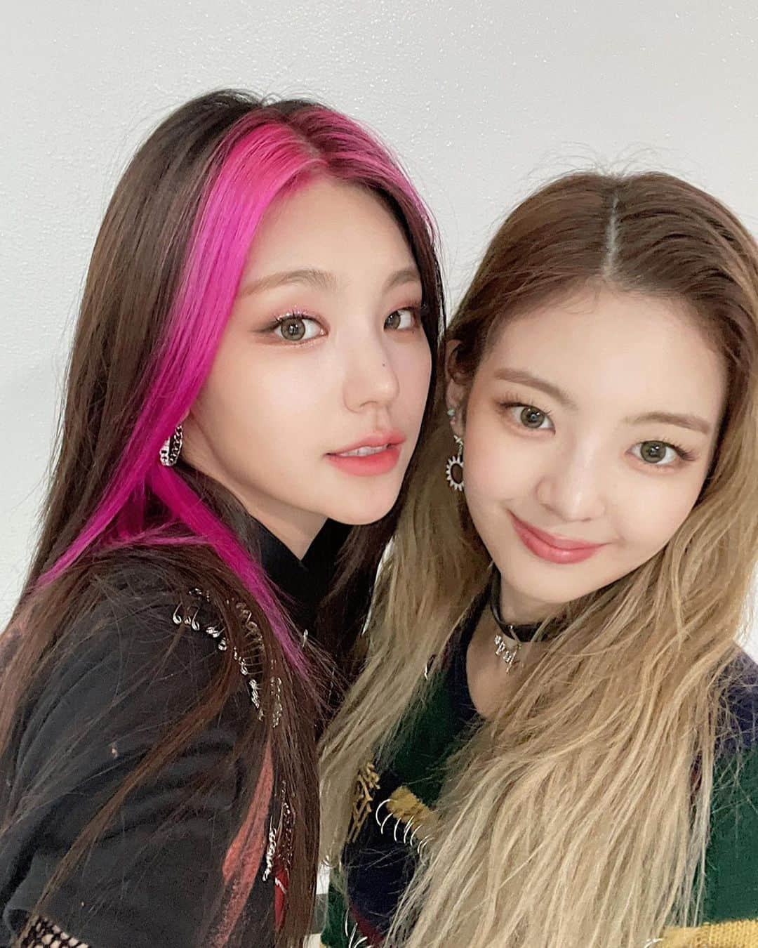 ITZYさんのインスタグラム写真 - (ITZYInstagram)「MIDZY의 사랑은 ITZY의 가장 큰 에너지❣ MIDZY는 Gas ITZY Up😆  MIDZY’s love is the biggest energy for ITZY❣ MIDZY Gas ITZY Up😆  💟 M/V http://youtu.be/MjCZfZfucEc 💟 Album http://orcd.co/crazyinlove  #ITZY #있지  #MIDZY #믿지 #CRAZYINLOVE #LOCO #ITZY_LOCO」10月10日 17時53分 - itzy.all.in.us