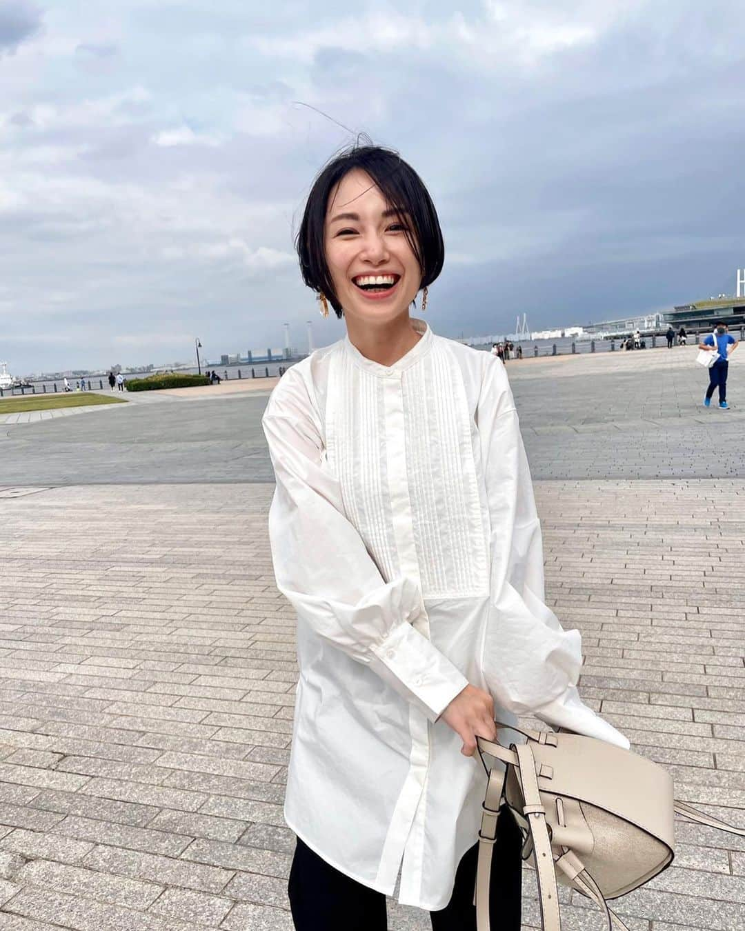 寺田有希さんのインスタグラム写真 - (寺田有希Instagram)「先日、ちょっくらお出かけを🤭✨ 全然出歩いてなかったから、みなとみらいに行くだけで、すごく遠出した気分！  ちょっとの時間だったけど！ 久しぶりに楽しかった🤤✨  気分転換、大事だね✨  #横浜 #みなとみらい #ootd #152cmコーデ #チビコーデ #秋服コーデ #お気に入り #ブラウスコーデ #赤レンガ倉庫 #寺田有希 #teradayuki」10月10日 18時01分 - terada_yuki