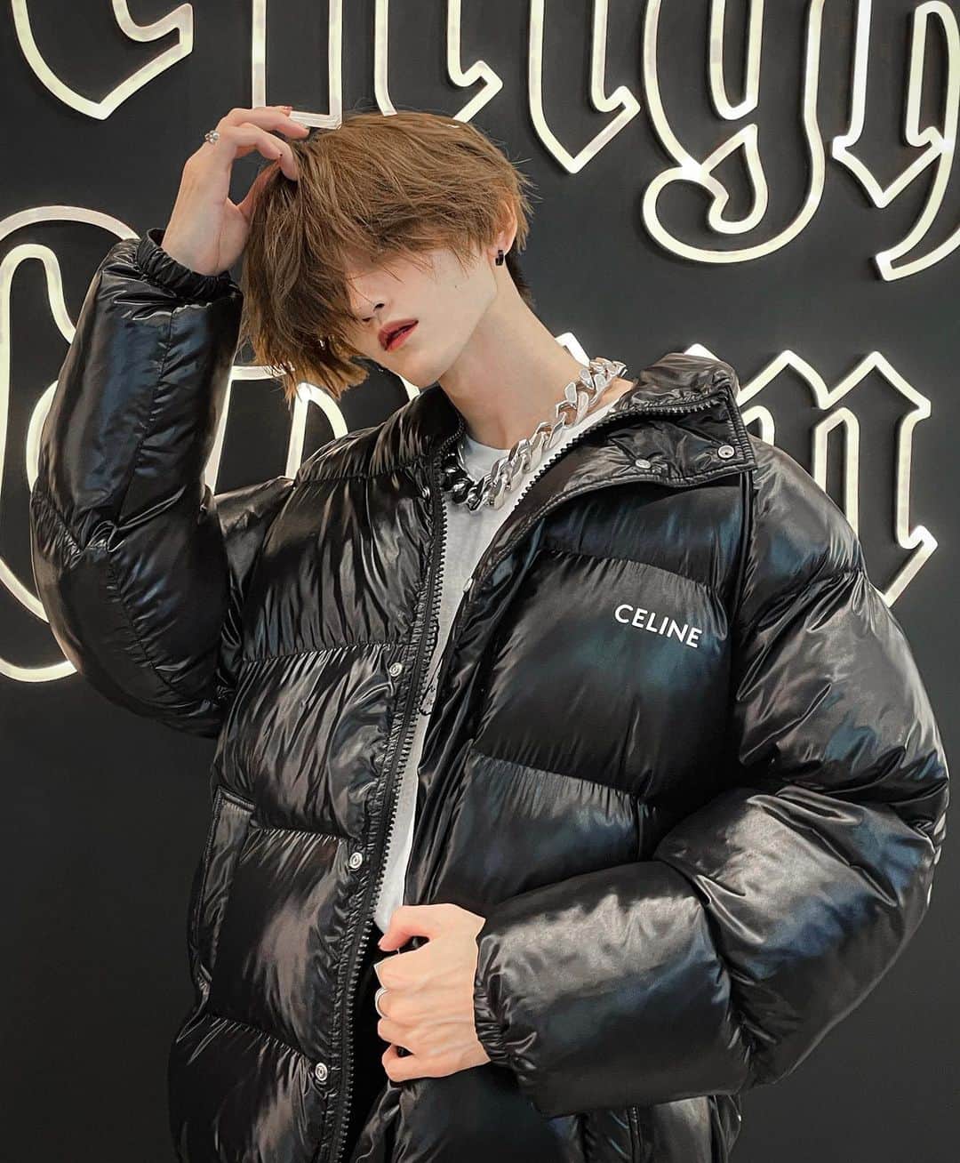 のインスタグラム：「CELINE TEEN KNIGHT POEM POP UP STORE . 10月9日〜10月24日 渋谷パルコ1F POP UP SPACE The window . #celinebyhedislimane #celinehomme #celinehommeshibuyaparco #teenknightpoem」