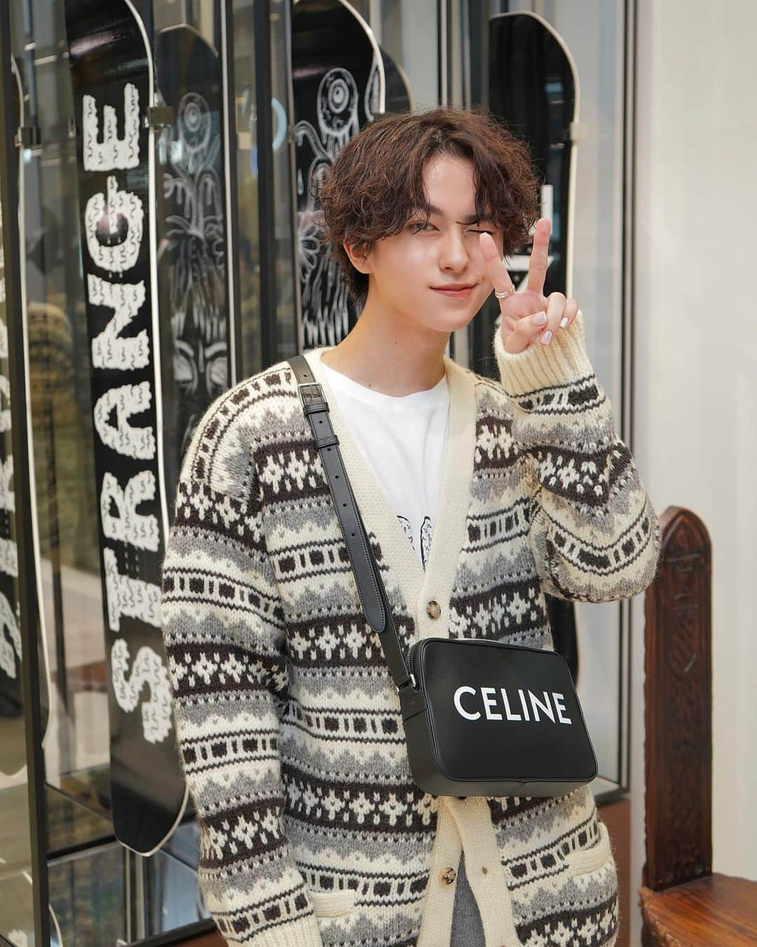 まきとんさんのインスタグラム写真 - (まきとんInstagram)「@celine   10/9~10/24 渋谷パルコ 1F Shibuya PARCO 1F POP UP SPACE THE WINDOW . . . #celine  #celinebyhedislimane  #celinehomme  #celinehommeshibuyaparco  #teenknightpoem」10月10日 18時01分 - lv_iw