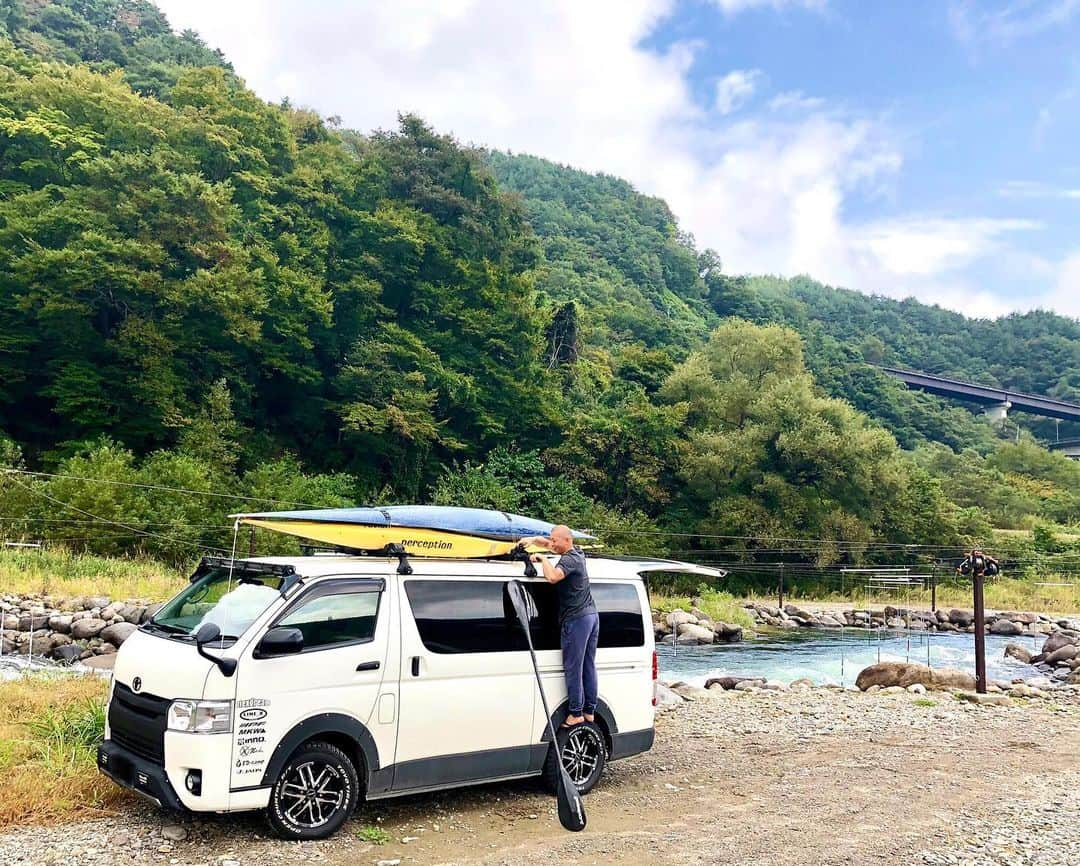 矢澤一輝さんのインスタグラム写真 - (矢澤一輝Instagram)「. 遠征に行くたびに「やっぱりハイエース快適だ〜」と思う。 #ハイエース #ハイエース200系 #ハイエースのある生活 #車中泊 #車 #キャンプ #バーベキュー #アスリート #スポーツ #カヌーのお兄さん #カヌー #アウトドア #カヤック #ラフティング #sup #サップ #ヨガ #大自然 #フレックスドリーム #flexdream #ハイエースのお兄さん #カーライフ #バンライフ #弘前 #青森 #あそびーくる #外遊び #愛車 #川遊び」10月10日 18時16分 - kazukiyazawa