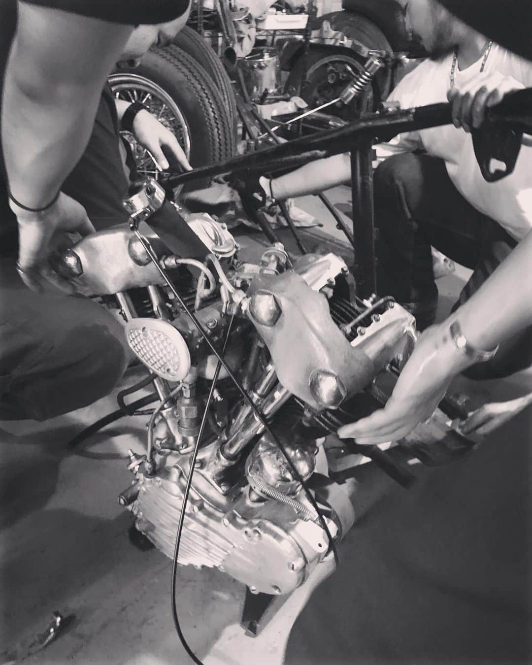 関川良さんのインスタグラム写真 - (関川良Instagram)「@_g.u.y_ の拳 #harleydavidson #harley #knucklehead #motorcycle #hancarmotorcycle」10月10日 18時21分 - ryosekikawa