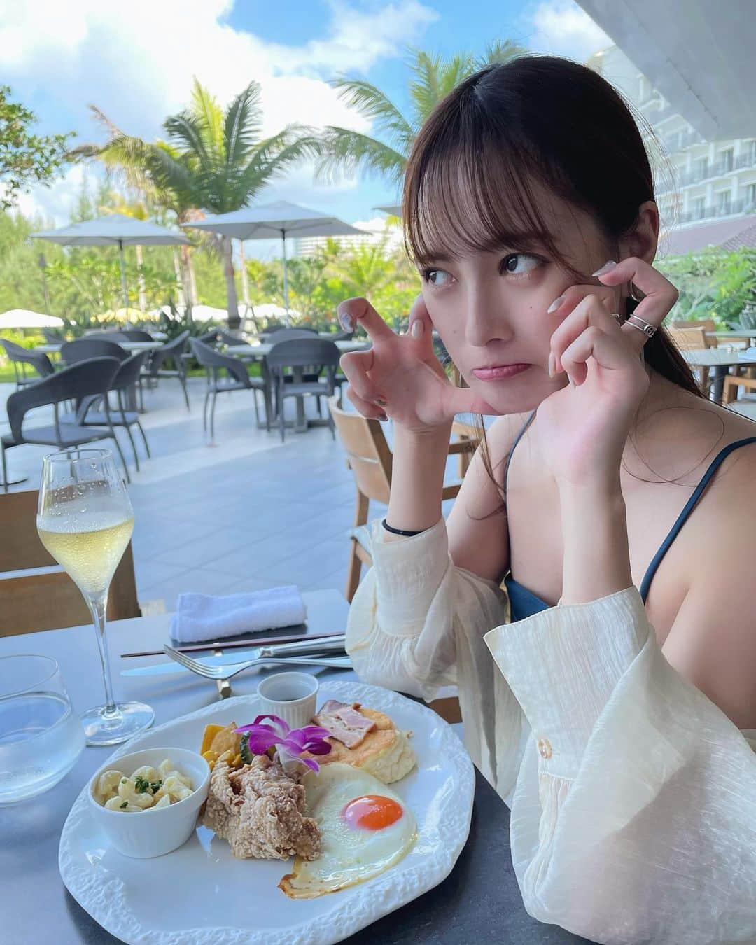 宮内理沙のインスタグラム：「🤓😬🦀🤍💙 . . . #halekulani #okinawa」