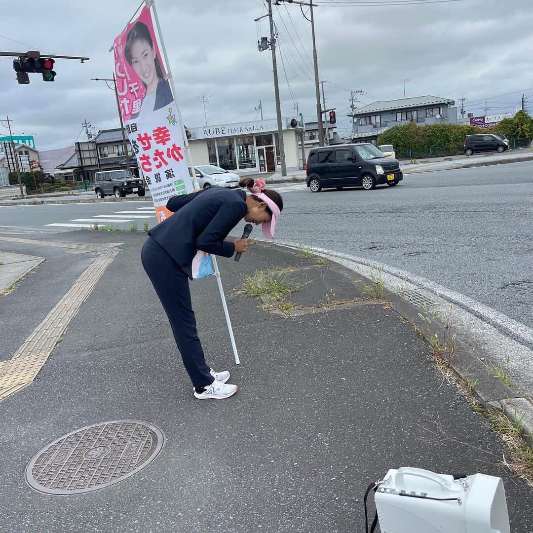 森下千里のインスタグラム：「あと、 辻立ちできるのも、 今日を入れて4日。  伝えるだけ伝えたいと思います。  #宮城五区 #辻立ちクイーン  #1500回」