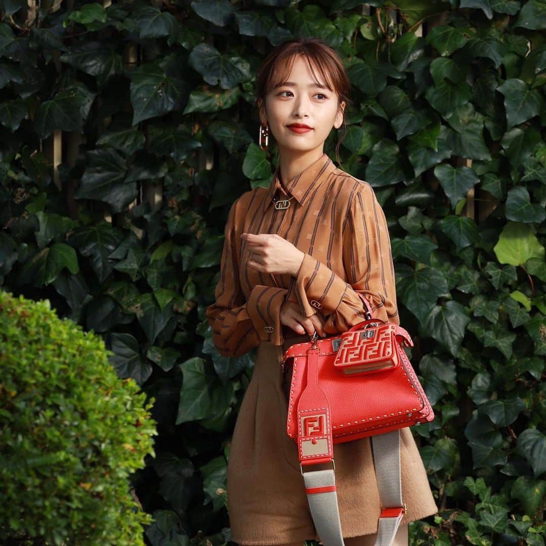 近藤千尋のインスタグラム：「10月10日は ナショナル ハンドバッグ デイなので FENDIもFENDI ICON DAY 🤍🤍🤍  アイコンバッグのピーカブーと 全身FENDIで撮影していただきました📸✨ @fendi 🍊  オレンジがアクセントになって 可愛い〜〜🍊  #Fendi #FendiPeekaboo  @fendi」