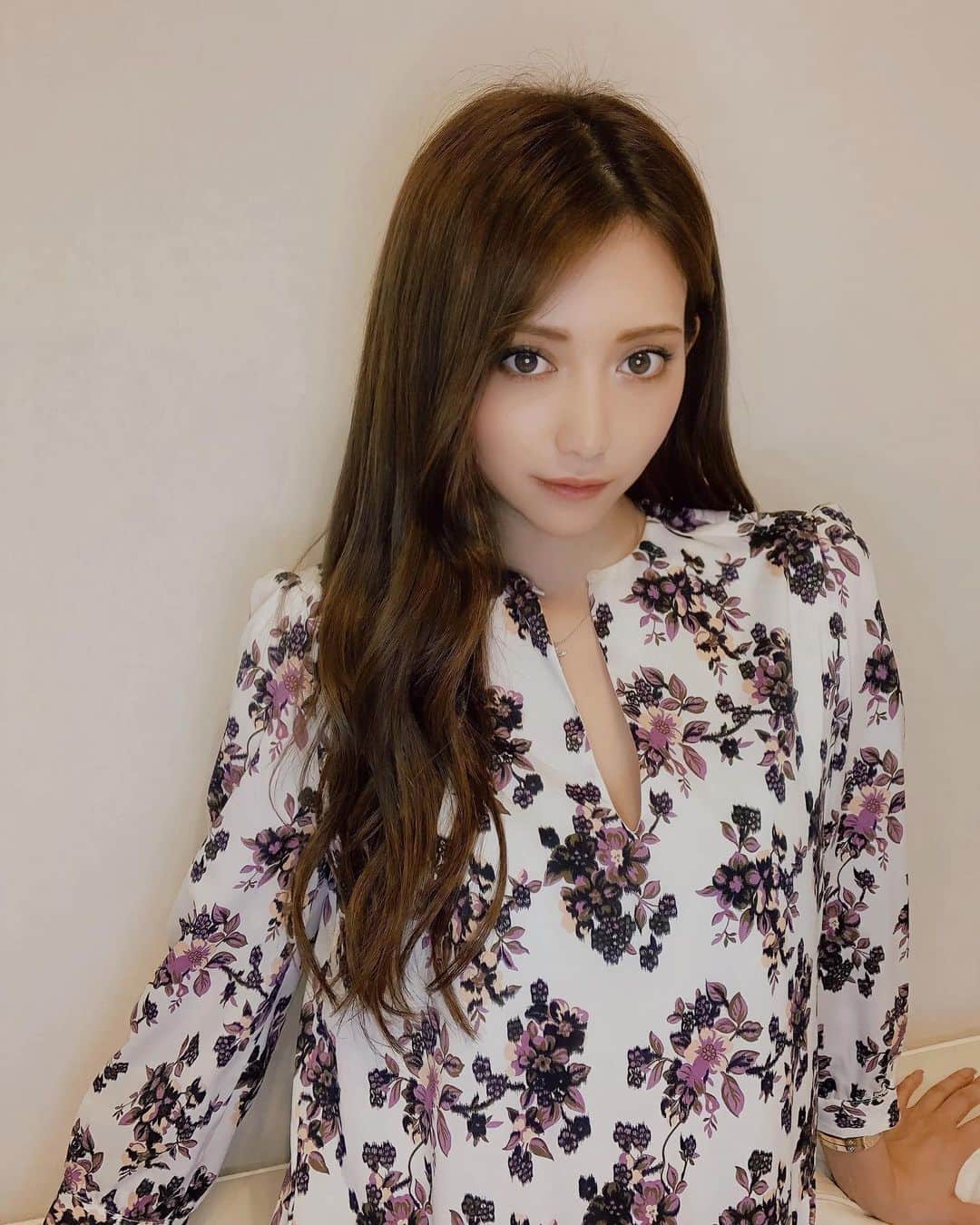 加賀美早紀のインスタグラム：「long hair @elyts_yone  今回もありがとう☺︎  で、 ボトル可愛いから写真撮ってたけれども シャンプートリートメント 油分入ってないのにサラツヤで しっとりまとまってくれるやつだった ブリーチ毛、エクステの方にオススメ✨  #エクステ #ロングヘア #暗髪 #rily #シャンプー #wトリートメント #pr」
