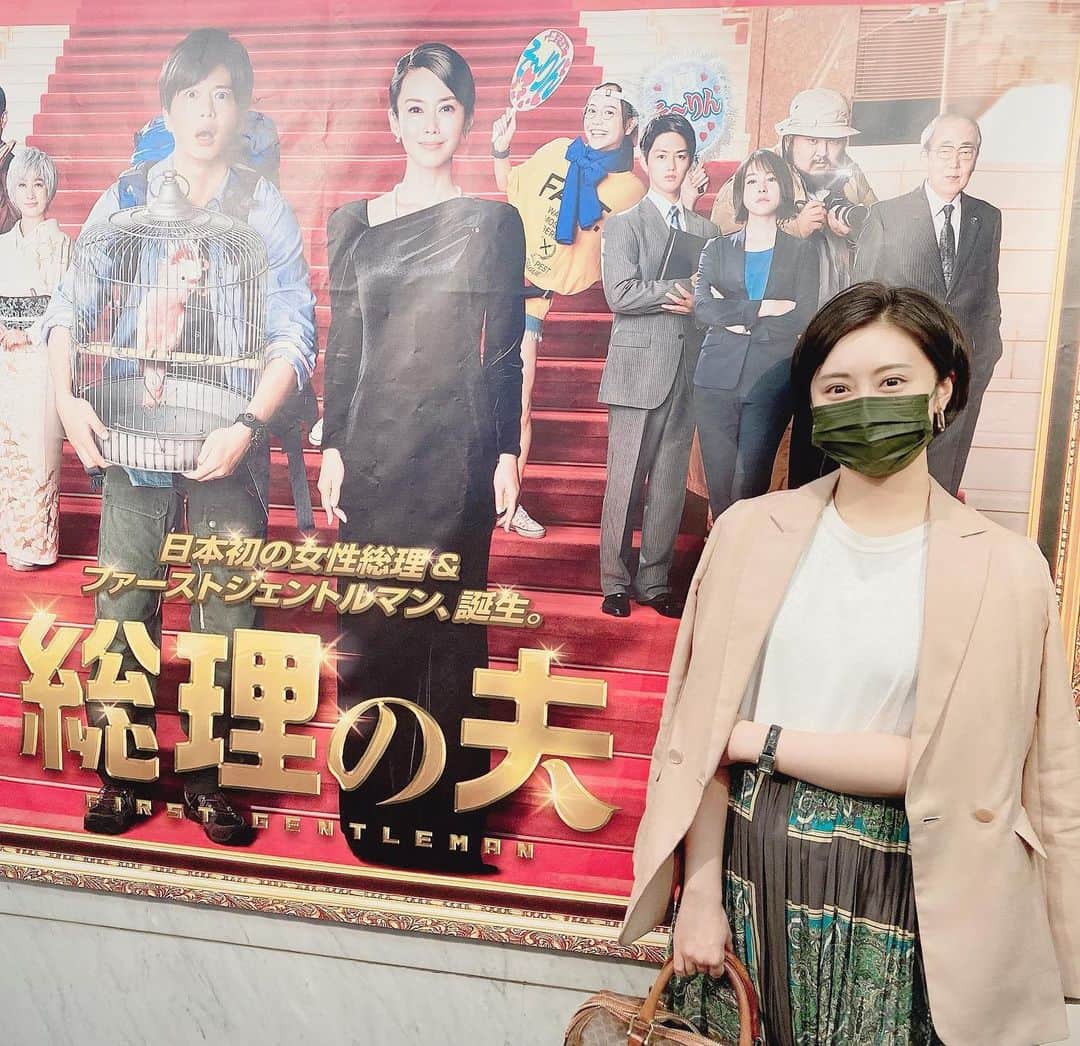 瀧口友里奈さんのインスタグラム写真 - (瀧口友里奈Instagram)「・ ふらりと観に行った、映画「総理の夫」がびっくりする素敵な作品だったのでシェアさせてください。  原作はベストセラー作家・原田マハさんの小説。 ある日、愛する妻が日本初の女性総理大臣になったことで、自身も史上初の〝ファーストジェントルマン〟として担ぎ上げられてしまった鳥類学者の夫が政界という未知の世界で奮闘する姿を描いた作品です🎬  総理の夫を演じる田中圭さんのコミカルな演技が面白すぎて終始笑いが止まらなかったのと同時に、中谷美紀さん演じる総理が逆境に立ち向かう強く優しく勇敢な姿や、それを応援し支える夫や周りの人たちの思いに終始涙が止まらず。 つまり、ずっと笑いながら泣いていました。 忙しい😂  映画の告知にも含まれていた内容なのでさらに書きますと、総理が途中で妊娠します。 総理は産休が取れるのか？（産休を取ることを世論が容認するのか）など、日本でぜひ議論を進めていきたい内容が満載。  もし政治自体には興味が無い方でも、お仕事コメディ映画という見方で、「プラダを着た悪魔」みたいな楽しみ方のできる作品✨男女問わずあらゆる人に観てみてほしい映画です。  現実世界でも岸田内閣が発足したこのタイミング。 「未来をあきらめない！」という中谷美紀さんの台詞がストレートに響きました。  続編が観たい！ というか、連ドラで毎週観たい。 観た人同士で色々語り合いたいたくなる素晴らしいエンタメ映画でした✨  #総理の夫 #総理の夫firstgentleman  #映画 #映画鑑賞 #映画鑑賞記録  #田中圭 さん　#中谷美紀 さん #経済キャスター #経済モデレーター #モデレーター #セントフォース #瀧口友里奈」10月10日 10時42分 - yurinatakiguchi
